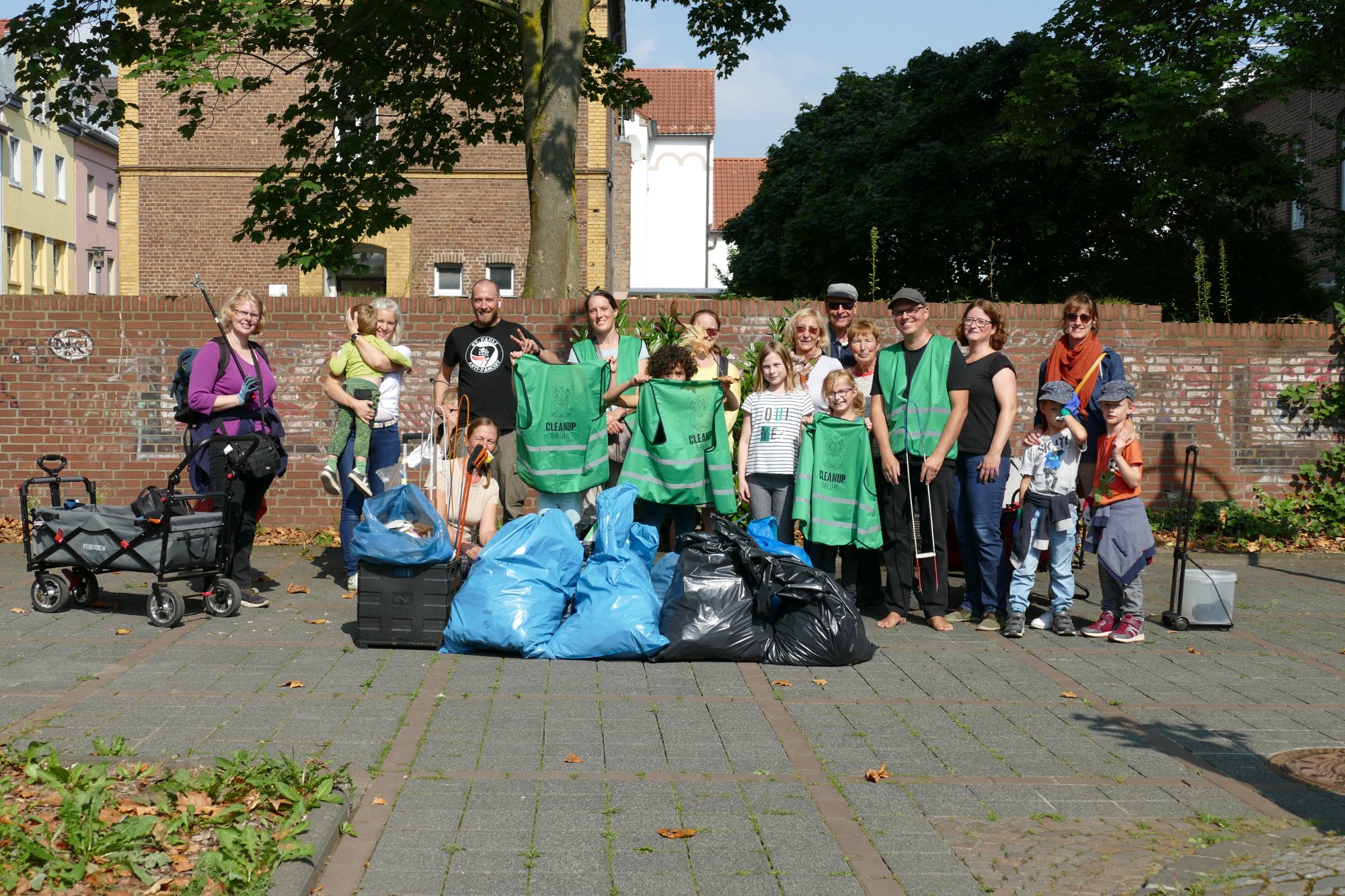 Freiwillige von CleanUp Brühl nach einer gemeinsamen Müllsammelaktion